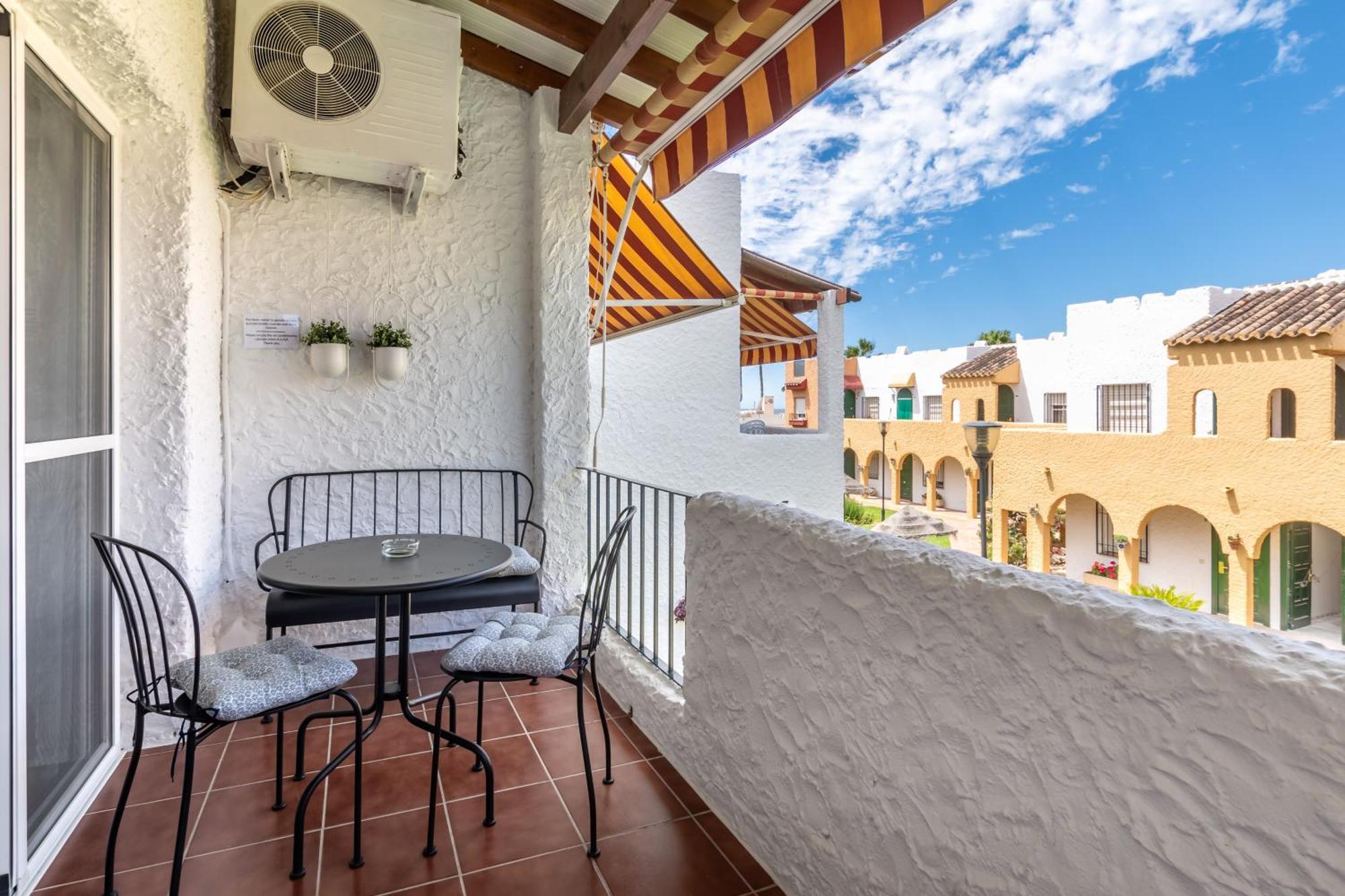 Renovated Apartment On Beachside With Pool Нерха Екстер'єр фото